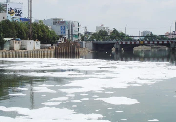 Bọt trắng tấn công kênh Nhiêu Lộc-Thị Nghè ảnh 1 Bọt trắng tấn công kênh Nhiêu Lộc-Thị Nghè ảnh 1