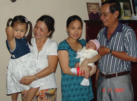 Ca sĩ Cẩm Ly cùng bố mẹ và con