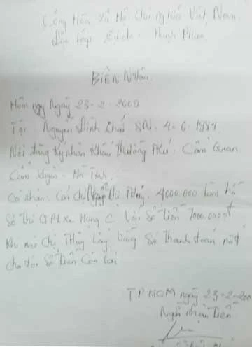 Anh Khánh đang cất giữ biên nhận của anh Thái về việc đã nhận bốn triệu đồng. Anh Khánh đang cất giữ biên nhận của anh Thái về việc đã nhận bốn triệu đồng.