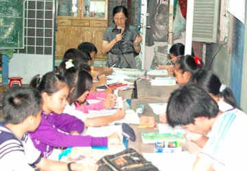 Hết lòng vì học trò nghèo - Bài 1: Dạy tiếng Anh giữa rừng cao su ảnh 1