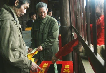 Phát ấn Đền Trần (Nam Định): Muốn nhận ấn, phải đặt tiền công đức (!) ảnh 1 Phát ấn Đền Trần (Nam Định): Muốn nhận ấn, phải đặt tiền công đức (!) ảnh 1