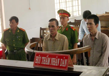 Vận chuyển ma túy, hai cha con người Campuchia lãnh án ảnh 1 Vận chuyển ma túy, hai cha con người Campuchia lãnh án ảnh 1