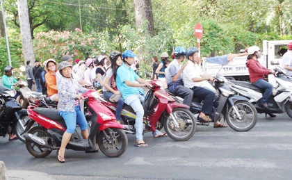 Đội mũ bảo hiểm dỏm: Khó xử phạt ảnh 1