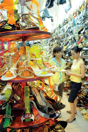 Dép nhựa: Chẳng còn sân riêng cho hàng Việt Nam ảnh 1 Dép nhựa: Chẳng còn sân riêng cho hàng Việt Nam ảnh 1