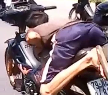 3 'quái xế' đi xe máy 'diễn xiếc' trên quốc lộ ảnh 3 3 'quái xế' đi xe máy 'diễn xiếc' trên quốc lộ ảnh 3