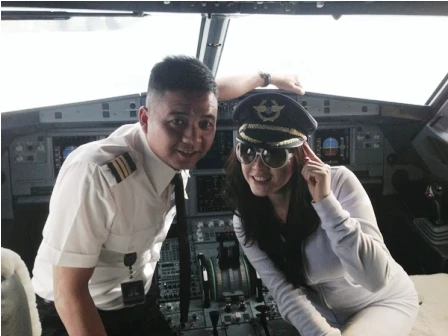 Vụ mời Lý Nhã Kỳ vào buồng lái chụp ảnh: Đình chỉ tổ bay ảnh 1 Vụ mời Lý Nhã Kỳ vào buồng lái chụp ảnh: Đình chỉ tổ bay ảnh 1