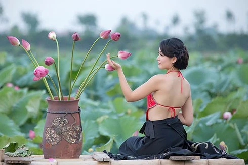 Biên tập viên Thu Hà khoe lưng trần áo yếm ảnh 1 Biên tập viên Thu Hà khoe lưng trần áo yếm ảnh 1