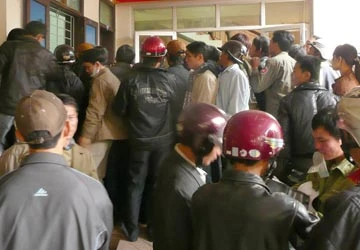 Chen nhau sang Lào, Thái làm thuê ảnh 1 Chen nhau sang Lào, Thái làm thuê ảnh 1