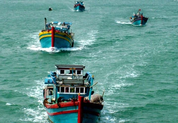Ngư dân vẫn “đạp sóng” ra Hoàng Sa, Trường Sa ảnh 1 Ngư dân vẫn “đạp sóng” ra Hoàng Sa, Trường Sa ảnh 1