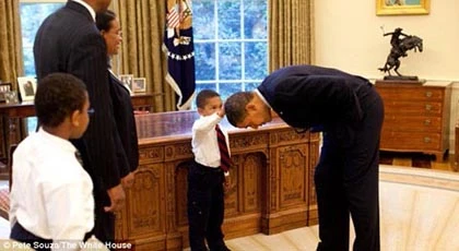 Câu chuyện về cậu bé xoa đầu Obama ảnh 1 Câu chuyện về cậu bé xoa đầu Obama ảnh 1