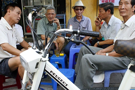 “Cà phê các cụ” trên hè phố cổ ảnh 2
