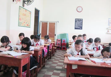 Hàng ngàn HS tiếp tục chờ trường mới ảnh 1 Hàng ngàn HS tiếp tục chờ trường mới ảnh 1