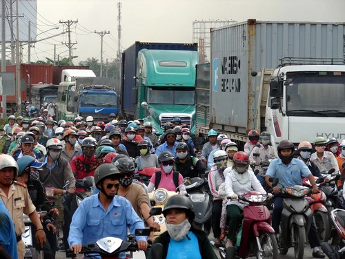Quốc lộ 1A kẹt cứng vì xe tải lật ngang đường ảnh 1 Quốc lộ 1A kẹt cứng vì xe tải lật ngang đường ảnh 1