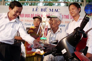 Ông Nguyễn Thành Tài đến từ xã Châu Lăng, huyện Tri Tôn ẵm một lúc hai giải xuất sắc. Ngoài việc nhận tiền thưởng, ông Tài còn được ban tổ chức tặng thưởng một chiếc xe Wave anpha mới cáu. Ông Nguyễn Thành Tài đến từ xã Châu Lăng, huyện Tri Tôn ẵm một lúc hai giải xuất sắc. Ngoài việc nhận tiền thưởng, ông Tài còn được ban tổ chức tặng thưởng một chiếc xe Wave anpha mới cáu.