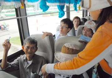 Nhường nhịn để tạo văn minh xe buýt ảnh 1 Nhường nhịn để tạo văn minh xe buýt ảnh 1