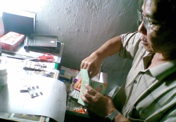 Luật cấm, bác sĩ vẫn vô tư bán thuốc ảnh 1 Luật cấm, bác sĩ vẫn vô tư bán thuốc ảnh 1