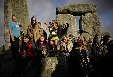 Đón bình minh ngày dài nhất trong năm tại Stonehenge ảnh 8