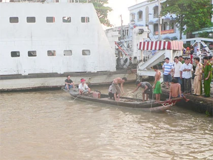 Xe công an tông nhiều xe máy rơi sông, 1 người chết ảnh 1 Xe công an tông nhiều xe máy rơi sông, 1 người chết ảnh 1