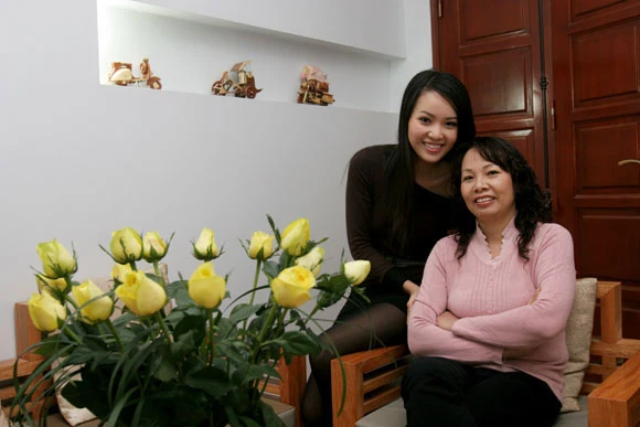 Á hậu Thụy Vân và mẹ