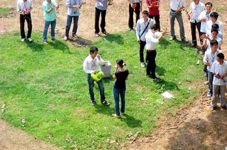 Màn tặng hoa 8/3 độc đáo của "ét vê" giao thông ảnh 3 Màn tặng hoa 8/3 độc đáo của "ét vê" giao thông ảnh 3