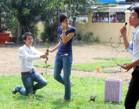 Màn tặng hoa 8/3 độc đáo của "ét vê" giao thông ảnh 4 Màn tặng hoa 8/3 độc đáo của "ét vê" giao thông ảnh 4