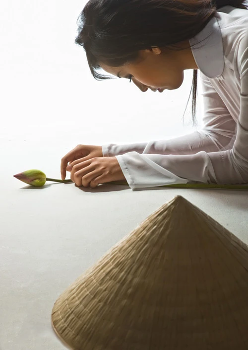 Áo dài khoe nét xuân thì - ai hơn Mai Phương Thúy? ảnh 11 Áo dài khoe nét xuân thì - ai hơn Mai Phương Thúy? ảnh 11