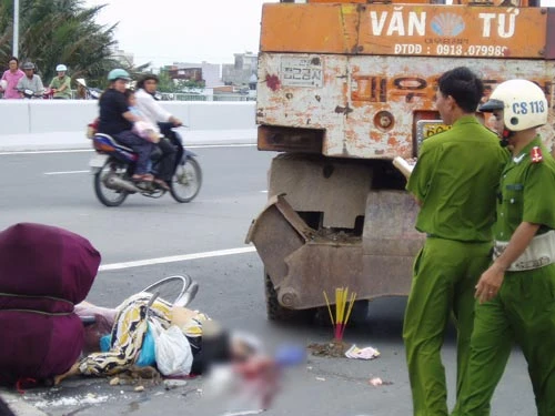 Hiện trường vụ tai nạn chết người trên Đại lộ Đông Tây (thuộc quận 6 – TPHCM) Hiện trường vụ tai nạn chết người trên Đại lộ Đông Tây (thuộc quận 6 – TPHCM)