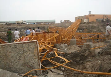 Sập cẩu tháp, một công nhân chết ảnh 1 Sập cẩu tháp, một công nhân chết ảnh 1