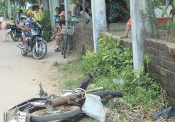 Xe máy đâm trụ bê tông, hai người gặp nạn ảnh 1 Xe máy đâm trụ bê tông, hai người gặp nạn ảnh 1
