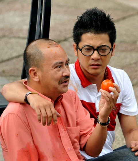 Diễn viên hài Hoàng Sơn bị ném cà chua ảnh 4