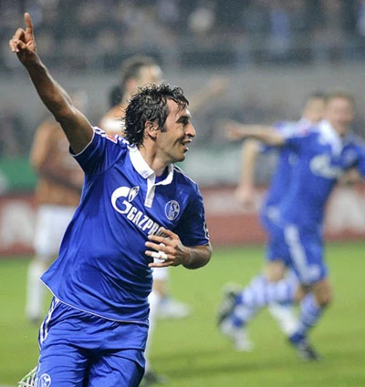 CĐV tấn công trọng tài, trận St Pauli-Schalke bị hoãn giữa chừng ảnh 2 CĐV tấn công trọng tài, trận St Pauli-Schalke bị hoãn giữa chừng ảnh 2