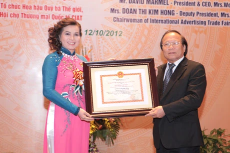 TS. Kim Hồng nhận danh hiệu “Đệ nhất Hoa hậu Quý bà Thế giới” ảnh 2