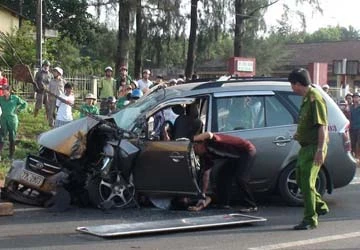 2 xe đối đầu, 3 người chết ảnh 1 2 xe đối đầu, 3 người chết ảnh 1