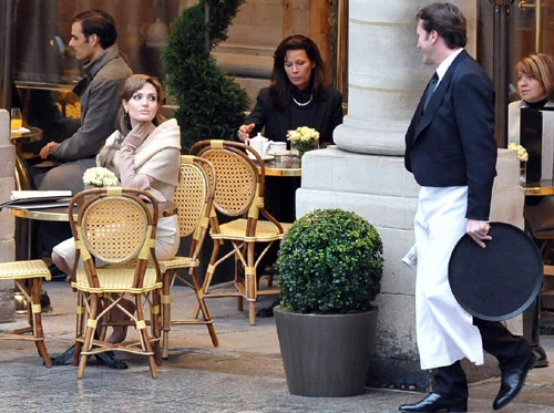 Angelina Jolie làm giao thông Paris tê liệt ảnh 2 Angelina Jolie làm giao thông Paris tê liệt ảnh 2