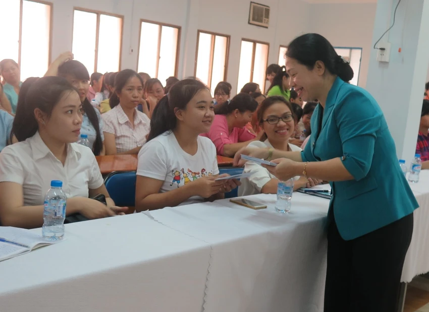 Lãnh đạo quận đối thoại với bảo mẫu, cấp dưỡng ảnh 2 Lãnh đạo quận đối thoại với bảo mẫu, cấp dưỡng ảnh 2