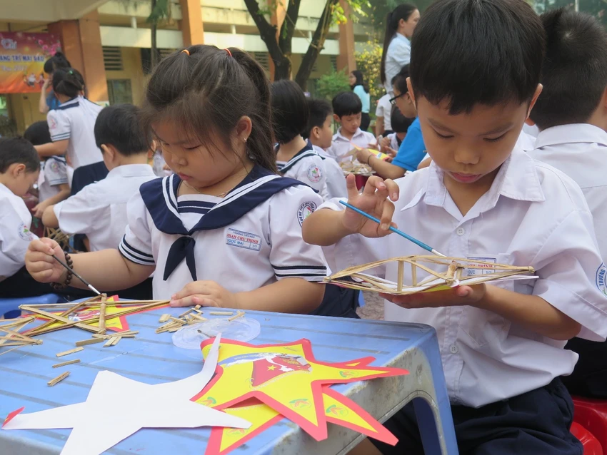 Trò tiểu học thích thú với ngày hội trò chơi dân gian ảnh 8 Trò tiểu học thích thú với ngày hội trò chơi dân gian ảnh 8