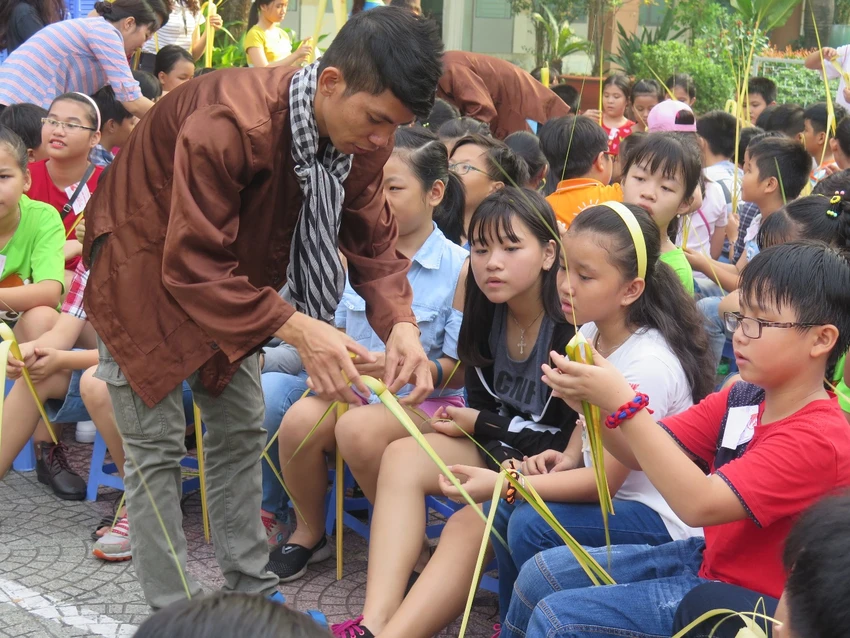 Trò tiểu học thích thú với ngày hội trò chơi dân gian ảnh 2 Trò tiểu học thích thú với ngày hội trò chơi dân gian ảnh 2