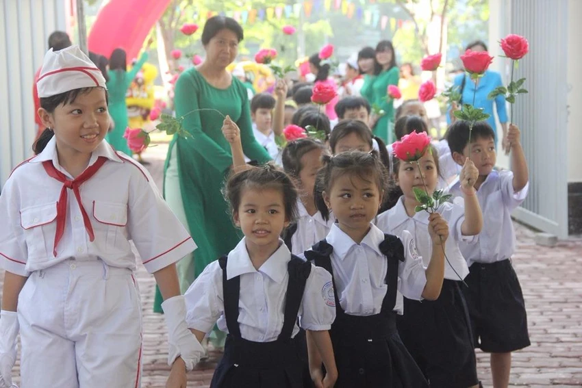 Học sinh lớp 1 trong ngày tựu trường năm học 2016-2017