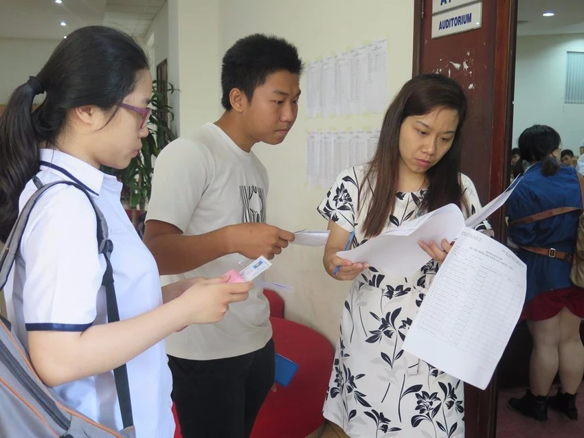 Giám thị gọi tên và kiểm tra hồ sơ thí sinh trước khi vào phòng thi.