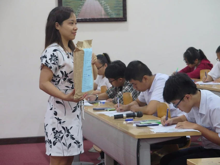 Kiểm tra bài thi còn niêm phong trong bì đựng