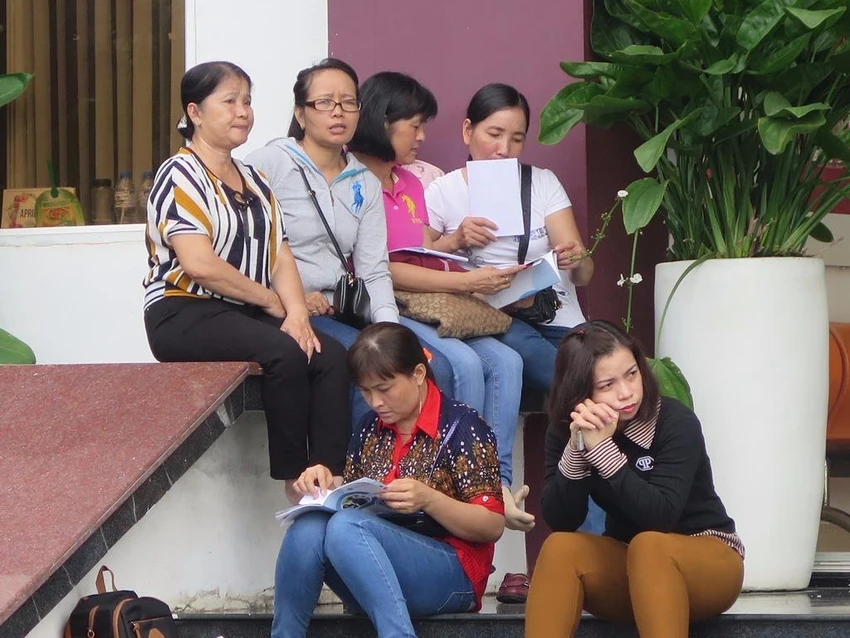 Bên ngoài, nhiều phụ huynh lo lắng chờ con làm bài thi.