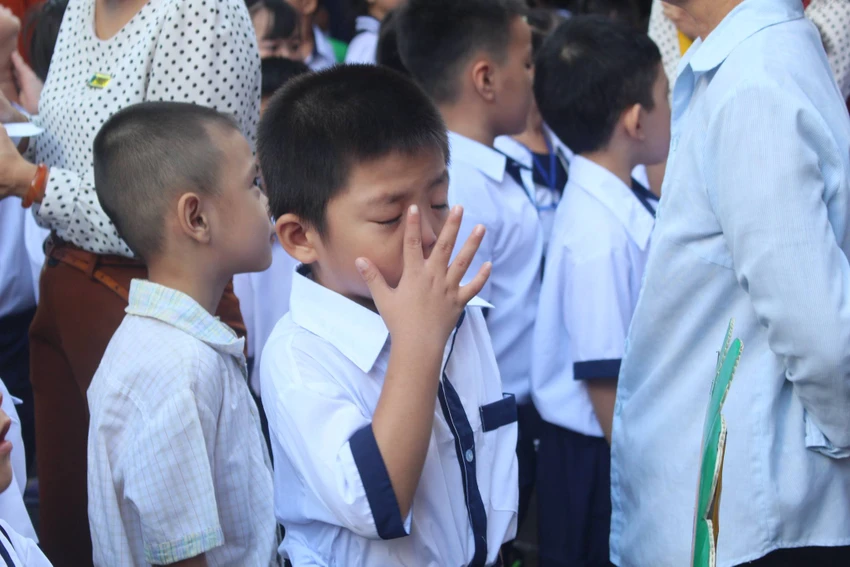 Học sinh lớp 1 mếu máo, bỡ ngỡ ngày đầu tựu trường ảnh 4 Học sinh lớp 1 mếu máo, bỡ ngỡ ngày đầu tựu trường ảnh 4