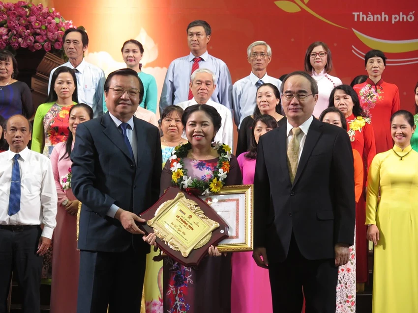 Bí thư Nhân trao giải thưởng Võ Trường Toản cho 40 GV ảnh 1 Bí thư Nhân trao giải thưởng Võ Trường Toản cho 40 GV ảnh 1