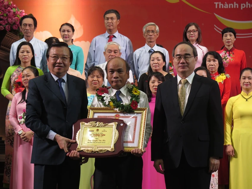 Bí thư Nhân trao giải thưởng Võ Trường Toản cho 40 GV ảnh 2 Bí thư Nhân trao giải thưởng Võ Trường Toản cho 40 GV ảnh 2