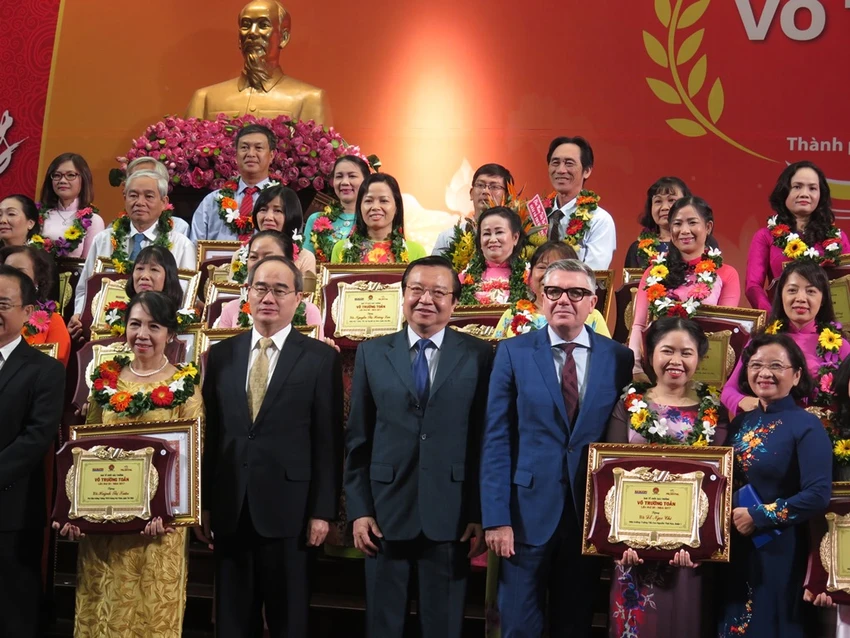 Bí thư Nhân trao giải thưởng Võ Trường Toản cho 40 GV ảnh 3 Bí thư Nhân trao giải thưởng Võ Trường Toản cho 40 GV ảnh 3