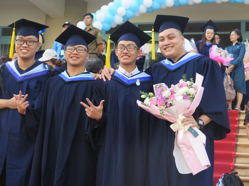 Nam sinh tốt nghiệp loại giỏi cùng lúc hai ngành học ảnh 2 Nam sinh tốt nghiệp loại giỏi cùng lúc hai ngành học ảnh 2