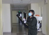 ĐH Quốc gia TP.HCM phun hàng trăm lít thuốc khử trùng KTX