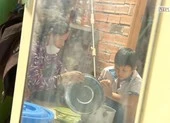 'Con rất buồn vì không có điện thoại để gặp thầy cô và các bạn'