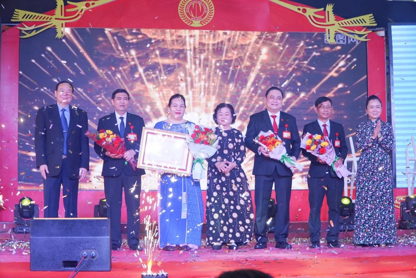 Bà Trương Mỹ Hoa (ở giữa) và ông Nguyễn Văn Cường (bìa trái) trao tặng Bằng khen của Thủ tướng cho tập thể Tập đoàn giáo dục quốc tế Nam Việt. Ảnh: PA Bà Trương Mỹ Hoa (ở giữa) và ông Nguyễn Văn Cường (bìa trái) trao tặng Bằng khen của Thủ tướng cho tập thể Tập đoàn giáo dục quốc tế Nam Việt. Ảnh: PA