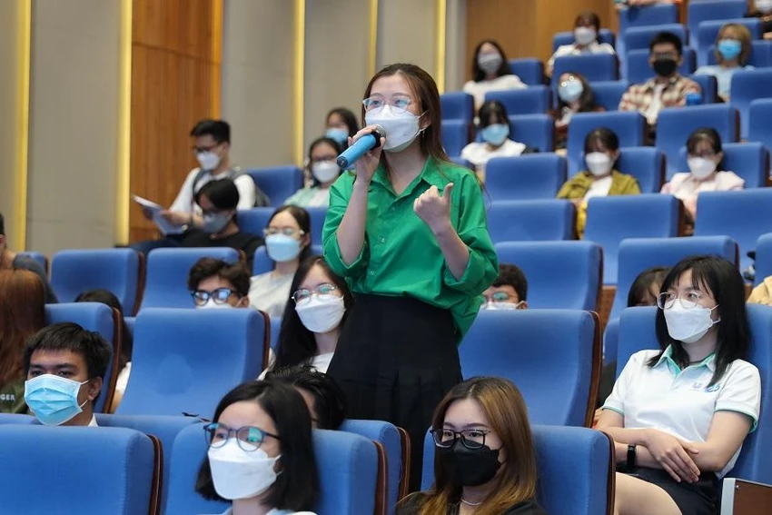 Sinh viên đặt câu hỏi cho các chuyên gia tuyển dụng về xu hướng việc làm hiện nay Sinh viên đặt câu hỏi cho các chuyên gia tuyển dụng về xu hướng việc làm hiện nay